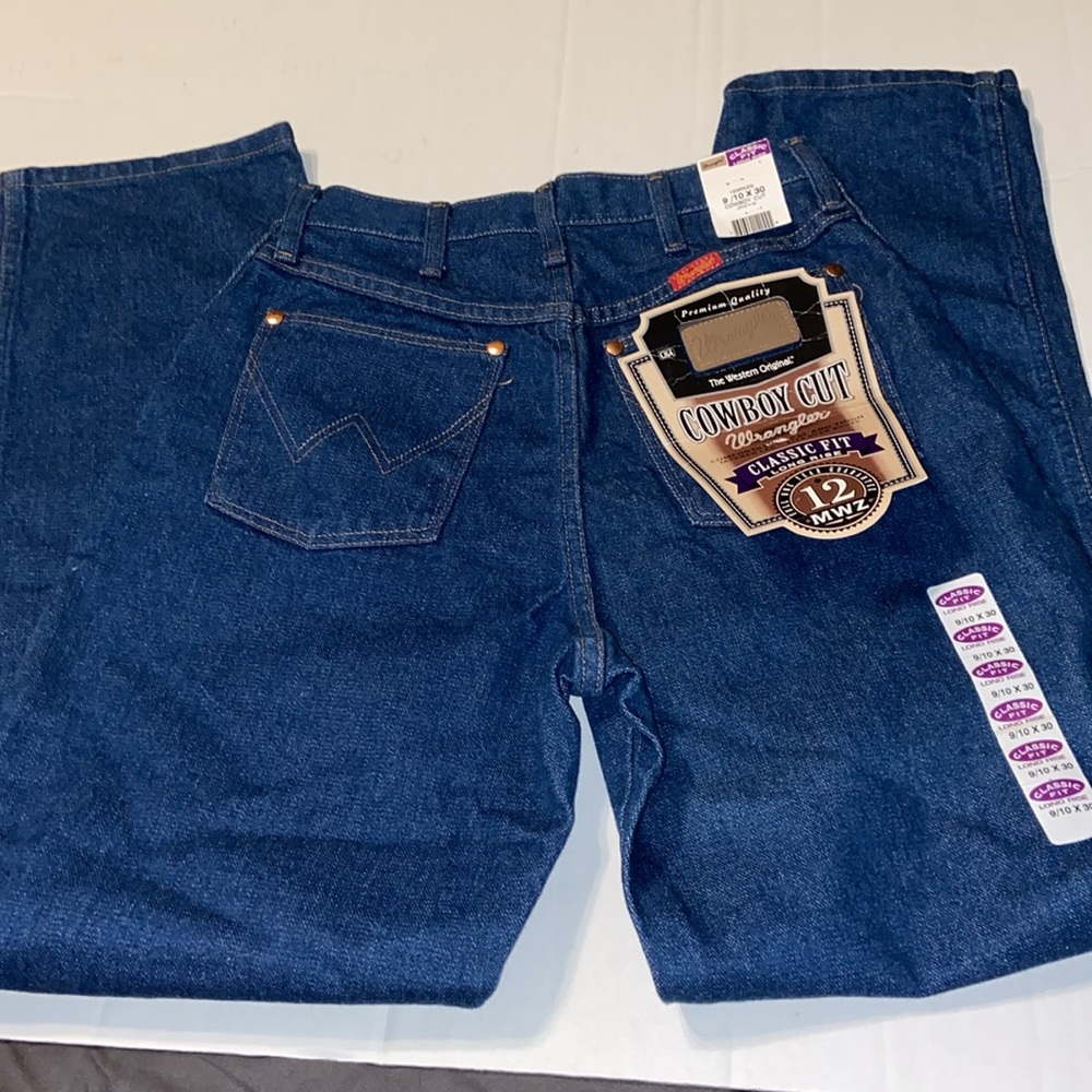 New with tag Cowboy Cut Wrangler Classic Fit Long Rise jeans size 9/10 X 30